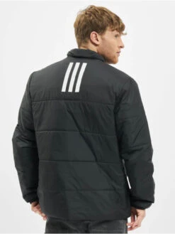 Adidas Originals Herren Puffer Jacket BSC 3-Stripes In Schwarz -Modisches Herrenbekleidungs Geschäft adidas originals puffer jacket schwarz 775269 1