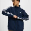 Adidas Originals Herren Übergangsjacke Lock Up In Blau 2 Adidas Originals Herren Übergangsjacke Lock Up In Blau -Modisches Herrenbekleidungs Geschäft adidas originals uebergangsjacke blau 905469