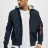 Alpha Industries Herren Bomberjacke Ma-1 TT Hood In Blau -Modisches Herrenbekleidungs Geschäft alpha industries bomberjacke blau 634949