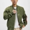 Alpha Industries Herren Bomberjacke MA 1 In Grün -Modisches Herrenbekleidungs Geschäft alpha industries bomberjacke gruen 110137