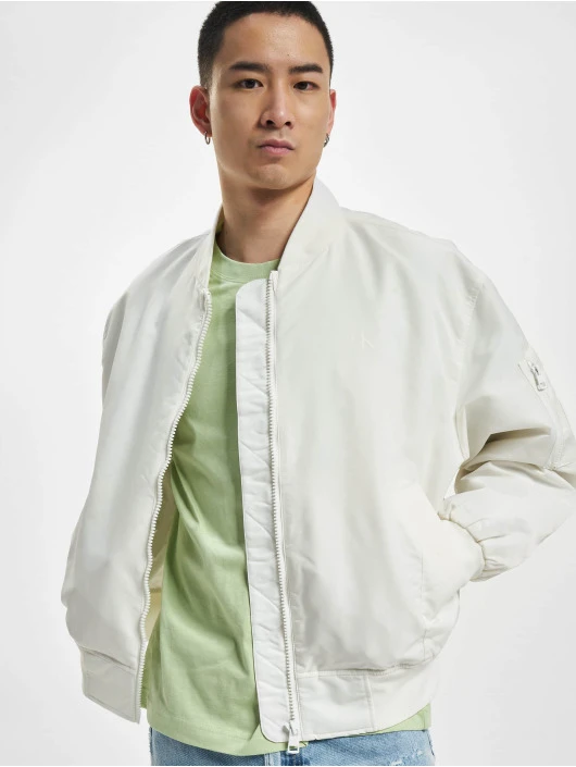 Herren Bomberjacke Badge Sleeve Pocket in beige Calvin Klein Herren Bomberjacke Badge Sleeve Pocket In Beige -Modisches Herrenbekleidungs Geschäft calvin klein bomberjacke beige 973025