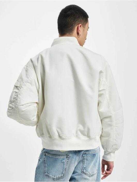 Herren Bomberjacke Badge Sleeve Pocket in beige Calvin Klein Herren Bomberjacke Badge Sleeve Pocket In Beige -Modisches Herrenbekleidungs Geschäft calvin klein bomberjacke beige 973025 1