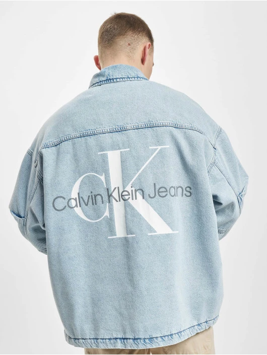 Herren Jeansjacken Oversized Padded Denim in grau Calvin Klein Herren Jeansjacken Oversized Padded Denim In Grau -Modisches Herrenbekleidungs Geschäft calvin klein jeansjacken grau 972979 1