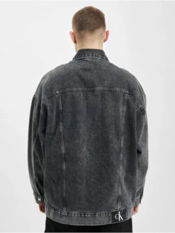 Calvin Klein Herren Jeansjacken Extreme Oversize Dad In Grau 3 Calvin Klein Herren Jeansjacken Extreme Oversize Dad In Grau -Modisches Herrenbekleidungs Geschäft calvin klein jeansjacken grau 972981 1