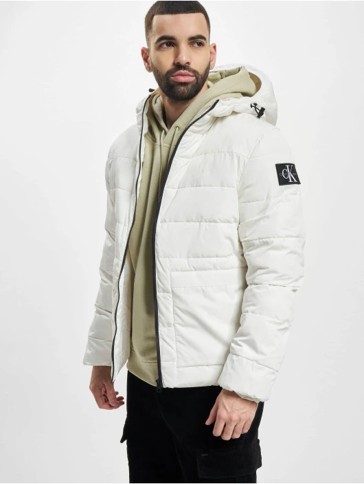 Herren Winterjacke Badge Elastic Trim in beige Calvin Klein Herren Winterjacke Badge Elastic Trim In Beige -Modisches Herrenbekleidungs Geschäft calvin klein winterjacke beige 973028