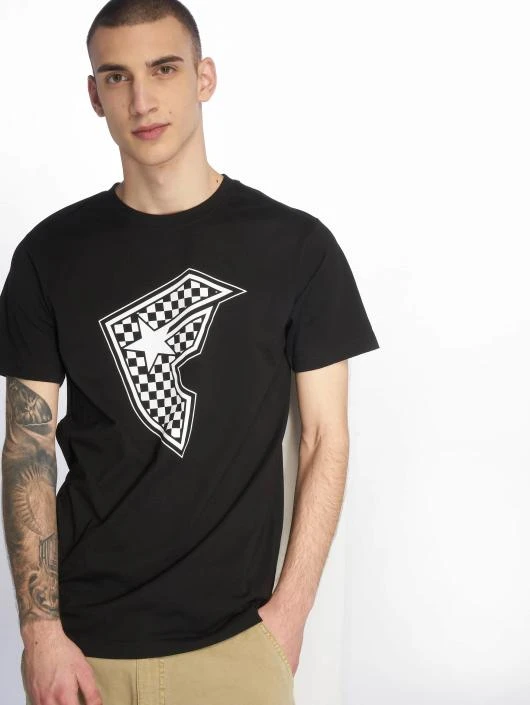 Herren T-Shirt Checker Badge in schwarz Herren T-Shirt Checker Badge In Schwarz -Modisches Herrenbekleidungs Geschäft famous stars and straps t shirt schwarz 435738