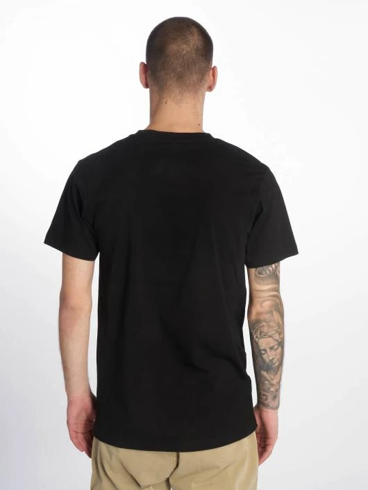 Herren T-Shirt Checker Badge in schwarz Herren T-Shirt Checker Badge In Schwarz -Modisches Herrenbekleidungs Geschäft famous stars and straps t shirt schwarz 435738 1