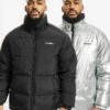FUBU Herren Puffer Jacket Corporate Reversible Puffer In Schwarz -Modisches Herrenbekleidungs Geschäft fubu puffer jacket schwarz 853976