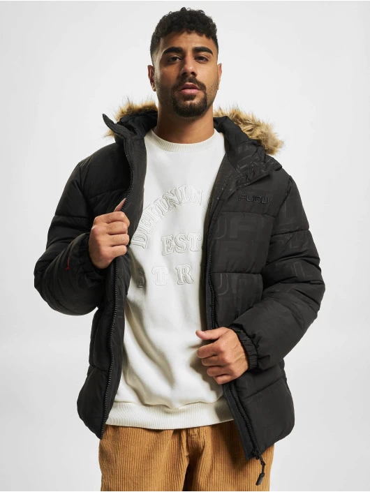 Herren Puffer Jacket Corporate AOP in schwarz FUBU Herren Puffer Jacket Corporate AOP In Schwarz -Modisches Herrenbekleidungs Geschäft fubu puffer jacket schwarz 955203