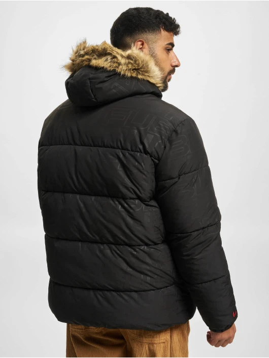 Herren Puffer Jacket Corporate AOP in schwarz FUBU Herren Puffer Jacket Corporate AOP In Schwarz -Modisches Herrenbekleidungs Geschäft fubu puffer jacket schwarz 955203 1