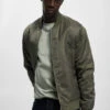 Jack & Jones Herren Bomberjacke Lake Bomber In Olive -Modisches Herrenbekleidungs Geschäft jack jones bomberjacke olive 968755