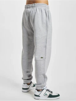 Lacoste Herren Jogginghose Fleece In Silberfarben -Modisches Herrenbekleidungs Geschäft lacoste jogginghose silberfarben 979295 1