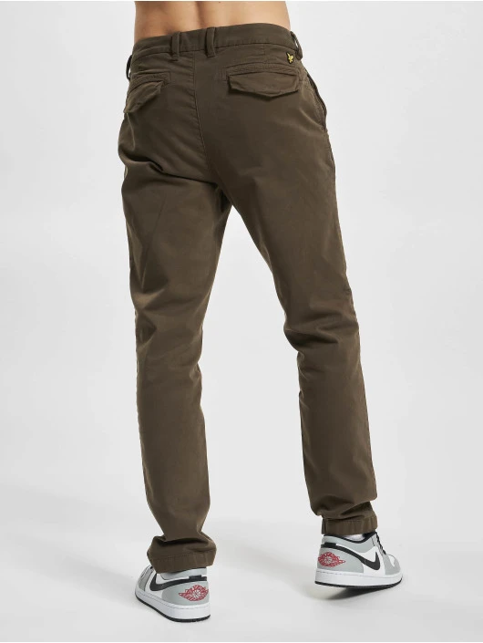 Herren Chino Straight Fit in olive Lyle & Scott Herren Chino Straight Fit In Olive -Modisches Herrenbekleidungs Geschäft lyle scott chino olive 954692 1
