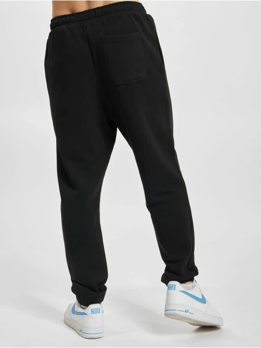 Herren Chino Straight Fit in schwarz Lyle & Scott Herren Chino Straight Fit In Schwarz -Modisches Herrenbekleidungs Geschäft lyle scott chino schwarz 954690 1