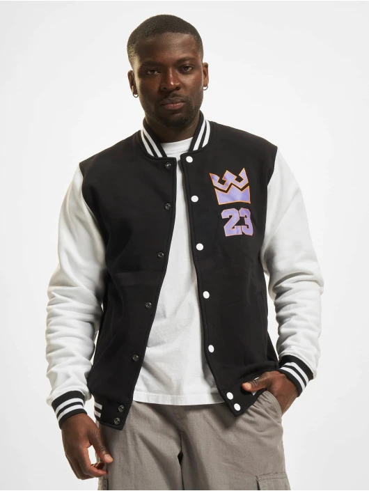 Herren College Jacke Haile The King in schwarz Mister Tee Herren College Jacke Haile The King In Schwarz -Modisches Herrenbekleidungs Geschäft mister tee college jacke schwarz 898551