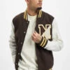 Herren College Jacke New Era Heritage Varsity In Braun -Modisches Herrenbekleidungs Geschäft new era college jacke braun 906012