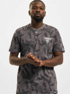 NEW ERA Herren T-Shirt NBA Chicago Bulls Geometric Camo In Grau