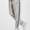 Nike Herren Jogginghose Sportswear Repeat In Grau 2 Nike Herren Jogginghose Sportswear Repeat In Grau -Modisches Herrenbekleidungs Geschäft nike jogginghose grau 977450