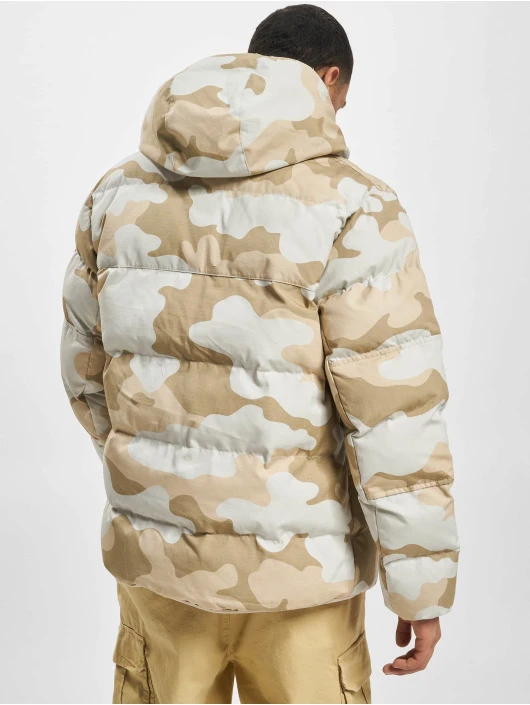 Herren Puffer Jacket Tf Wr Pl-Fld Camo in beige Nike Herren Puffer Jacket Tf Wr Pl-Fld Camo In Beige -Modisches Herrenbekleidungs Geschäft nike puffer jacket beige 955685 1