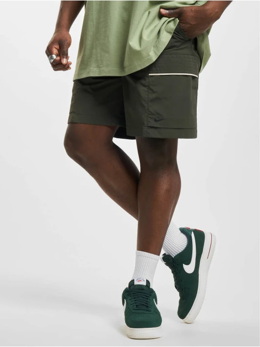 Herren Shorts Nsw Utility in grün Nike Herren Shorts Nsw Utility In Grün -Modisches Herrenbekleidungs Geschäft nike shorts gruen 981642