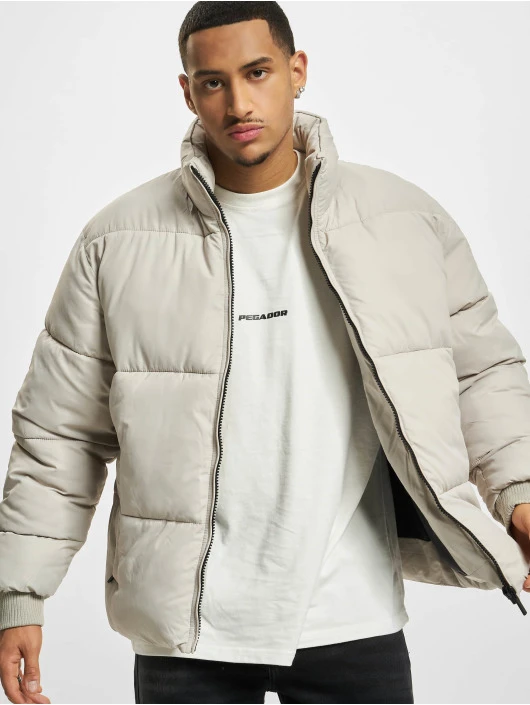 Herren Puffer Jacket Peigan in grau Pegador Herren Puffer Jacket Peigan In Grau -Modisches Herrenbekleidungs Geschäft pegador puffer jacket grau 940945