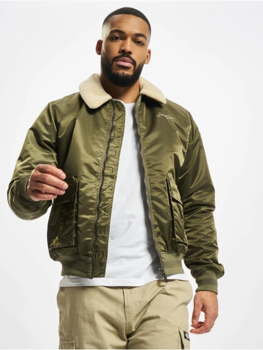 Herren Winterjacke Script Logo Pilot in olive Sean John Herren Winterjacke Script Logo Pilot In Olive -Modisches Herrenbekleidungs Geschäft sean john winterjacke olive 854953