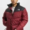 The North Face Herren Winterjacke Saikuru In Rot 1 The North Face Herren Winterjacke Saikuru In Rot -Modisches Herrenbekleidungs Geschäft the north face winterjacke rot 980845
