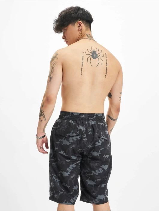 Herren Badeshorts Board Swim in camouflage URBAN CLASSICS Herren Badeshorts Board Swim In Camouflage -Modisches Herrenbekleidungs Geschäft urban classics badeshorts camouflage 750542 1