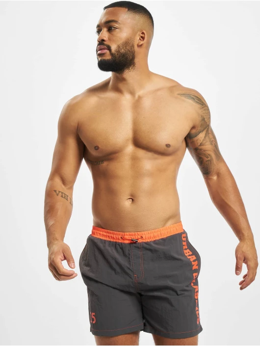 Herren Badeshorts UC Logo in grau URBAN CLASSICS Herren Badeshorts UC Logo In Grau -Modisches Herrenbekleidungs Geschäft urban classics badeshorts grau 752242