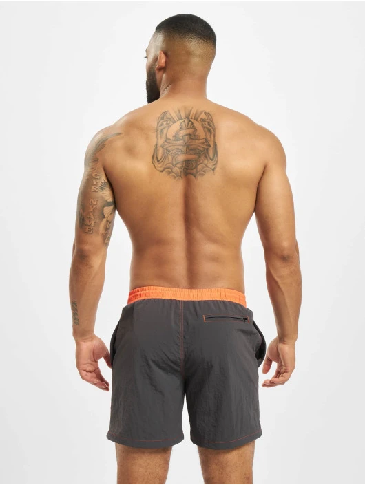 Herren Badeshorts UC Logo in grau URBAN CLASSICS Herren Badeshorts UC Logo In Grau -Modisches Herrenbekleidungs Geschäft urban classics badeshorts grau 752242 1