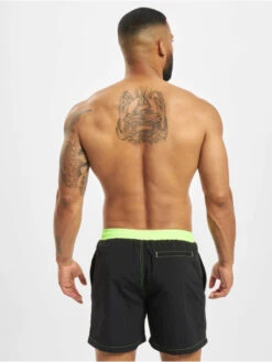 URBAN CLASSICS Herren Badeshorts UC Logo In Schwarz -Modisches Herrenbekleidungs Geschäft urban classics badeshorts schwarz 751050 1