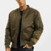 URBAN CLASSICS Herren Bomberjacke Basic In Grün -Modisches Herrenbekleidungs Geschäft urban classics bomberjacke gruen 294534