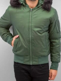 URBAN CLASSICS Herren Bomberjacke Hooded Basic In Olive -Modisches Herrenbekleidungs Geschäft urban classics bomberjacke olive 294429 1