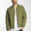 URBAN CLASSICS Herren Bomberjacke Big Diamond Quilt In Olive 2 URBAN CLASSICS Herren Bomberjacke Big Diamond Quilt In Olive -Modisches Herrenbekleidungs Geschäft urban classics bomberjacke olive 305747