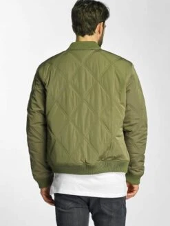 URBAN CLASSICS Herren Bomberjacke Big Diamond Quilt In Olive -Modisches Herrenbekleidungs Geschäft urban classics bomberjacke olive 305747 1