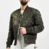 URBAN CLASSICS Herren Bomberjacke Tonal Camo In Olive 1 URBAN CLASSICS Herren Bomberjacke Tonal Camo In Olive -Modisches Herrenbekleidungs Geschäft urban classics bomberjacke olive 305757