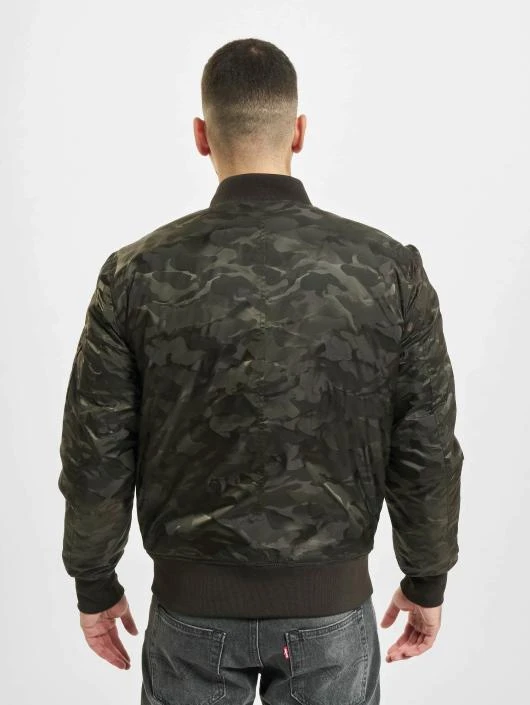 Herren Bomberjacke Tonal Camo in olive URBAN CLASSICS Herren Bomberjacke Tonal Camo In Olive -Modisches Herrenbekleidungs Geschäft urban classics bomberjacke olive 305757 1
