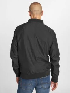 URBAN CLASSICS Herren Bomberjacke Light Bomber In Schwarz -Modisches Herrenbekleidungs Geschäft urban classics bomberjacke schwarz 263658 1