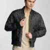URBAN CLASSICS Herren Bomberjacke Tonal Camo In Schwarz 2 URBAN CLASSICS Herren Bomberjacke Tonal Camo In Schwarz -Modisches Herrenbekleidungs Geschäft urban classics bomberjacke schwarz 305761