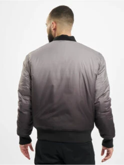 URBAN CLASSICS Herren Bomberjacke Gradient In Schwarz 3 URBAN CLASSICS Herren Bomberjacke Gradient In Schwarz -Modisches Herrenbekleidungs Geschäft urban classics bomberjacke schwarz 799866 1