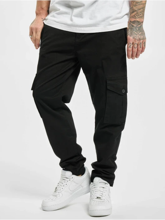 Herren Cargohose Tapered in schwarz URBAN CLASSICS Herren Cargohose Tapered In Schwarz -Modisches Herrenbekleidungs Geschäft urban classics cargohose schwarz 798250