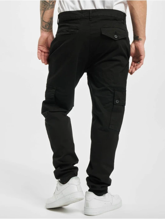Herren Cargohose Tapered in schwarz URBAN CLASSICS Herren Cargohose Tapered In Schwarz -Modisches Herrenbekleidungs Geschäft urban classics cargohose schwarz 798250 1