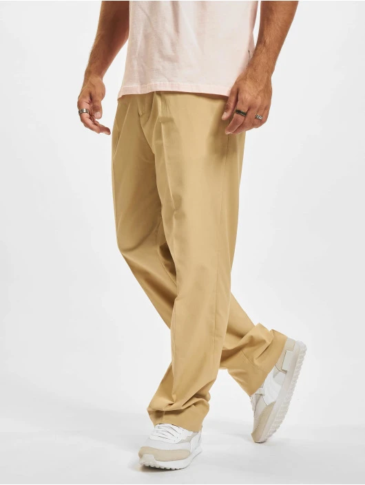 Herren Chino Straight Pleat-Front in beige URBAN CLASSICS Herren Chino Straight Pleat-Front In Beige -Modisches Herrenbekleidungs Geschäft urban classics chino beige 903731