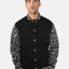 URBAN CLASSICS Herren College Jacke 2-Tone Zebra In Schwarz -Modisches Herrenbekleidungs Geschäft urban classics college jacke schwarz 102683