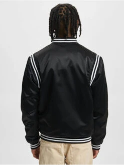 URBAN CLASSICS Herren College Jacke Satin In Schwarz -Modisches Herrenbekleidungs Geschäft urban classics college jacke schwarz 915701 1