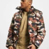 URBAN CLASSICS Herren Puffer Jacket Hooded Camo In Camouflage -Modisches Herrenbekleidungs Geschäft urban classics puffer jacket camouflage 563189