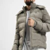 URBAN CLASSICS Herren Puffer Jacket Hooded Puffer In Grau 2 URBAN CLASSICS Herren Puffer Jacket Hooded Puffer In Grau -Modisches Herrenbekleidungs Geschäft urban classics puffer jacket grau 799198