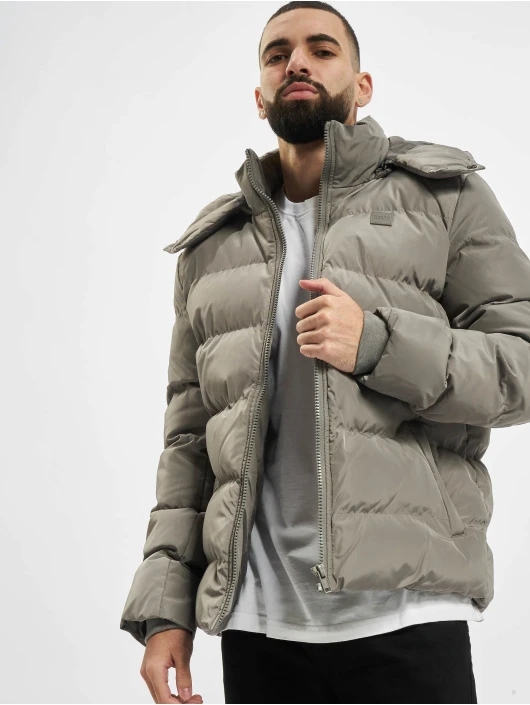 Herren Puffer Jacket Hooded Puffer in grau URBAN CLASSICS Herren Puffer Jacket Hooded Puffer In Grau -Modisches Herrenbekleidungs Geschäft urban classics puffer jacket grau 799198