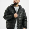 URBAN CLASSICS Herren Winterjacke Hooded Faux Leather In Schwarz 2 URBAN CLASSICS Herren Winterjacke Hooded Faux Leather In Schwarz -Modisches Herrenbekleidungs Geschäft urban classics winterjacke schwarz 799926