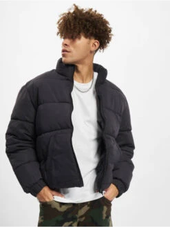 URBAN CLASSICS Herren Winterjacke Cropped In Schwarz